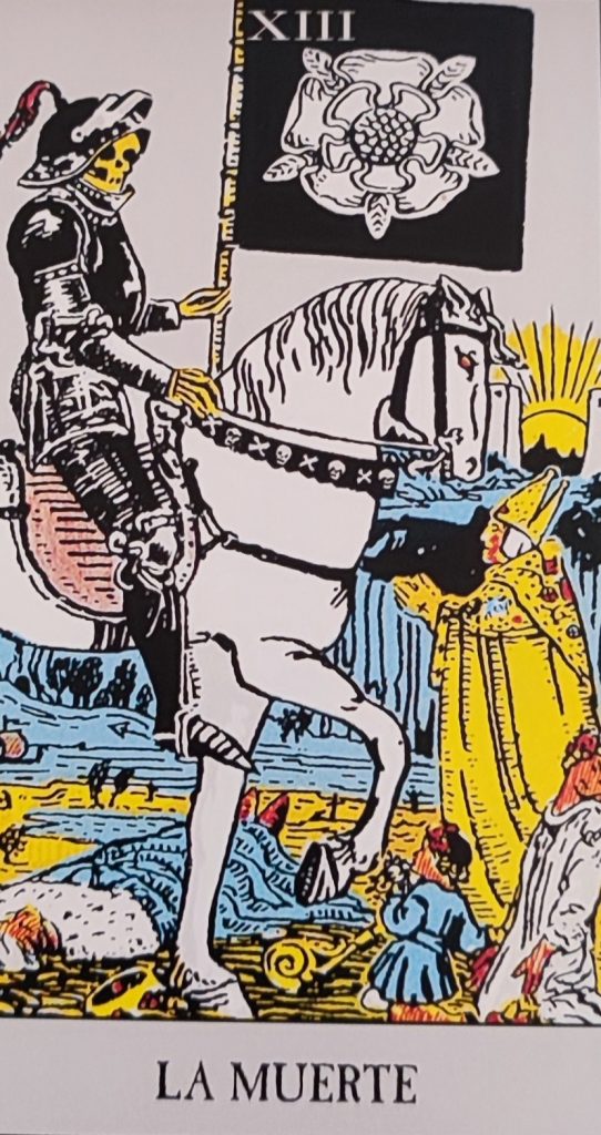 Carta del arcano La Muerte del tarot Rider Waite, símbolo de transformación profunda y renacimiento.
