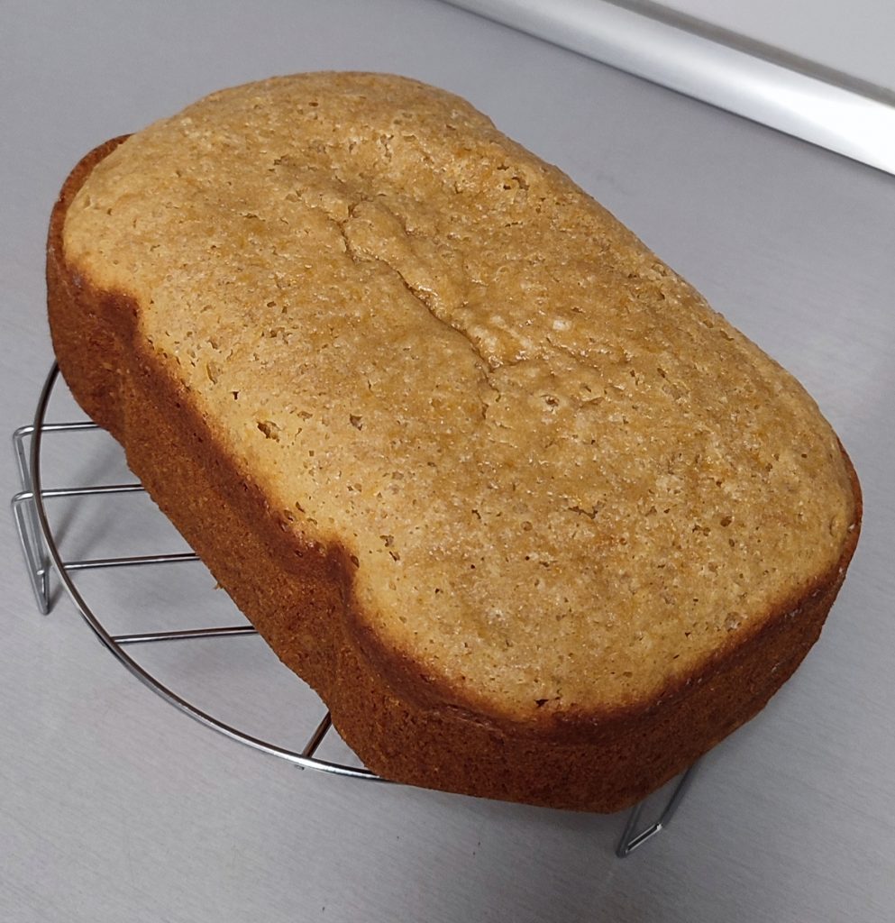 Bizcocho casero de calabaza enfriándose sobre una rejilla, sobre una encimera gris, destacado como protagonista de la receta de otoño.