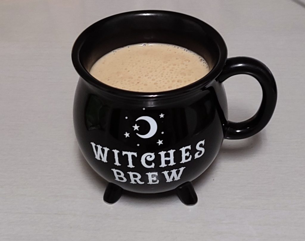 Taza Witches Brew sobre la encimera con la poción lunar recién hecha en su interior.