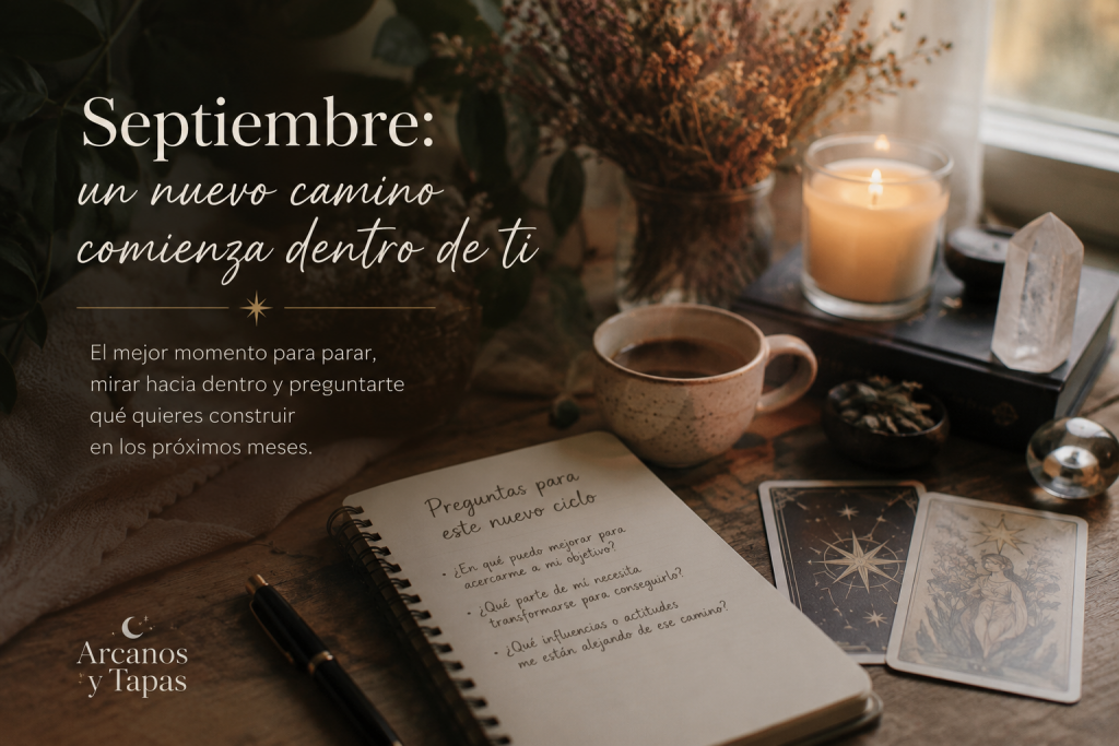Cartas de tarot junto a una libreta y una taza de café sobre una mesa de madera, simbolizando el inicio de un nuevo ciclo y un momento de introspección en septiembre.